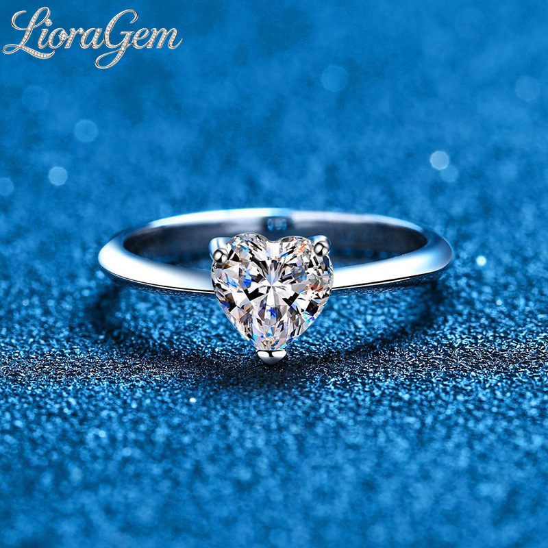 LioraGem 1-Carat Fancy-Shaped  - Moissanite Engagement Ring 1 Carat 评论和价格