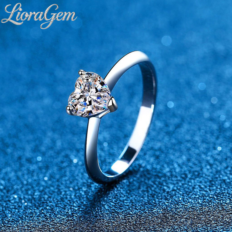 LioraGem 1-Carat Fancy-Shaped  - Moissanite Engagement Ring 1 Carat 评论和价格
